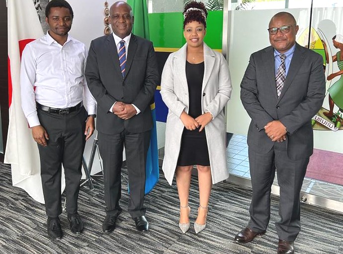 Balozi Luvanda kwenye picha ya pamoja na Viongozi wa Jumuiya ya Wanafunzi wa Tanzania wanaosoma nchini Japan “Tanzanian Students Association in Japan – TSJ”