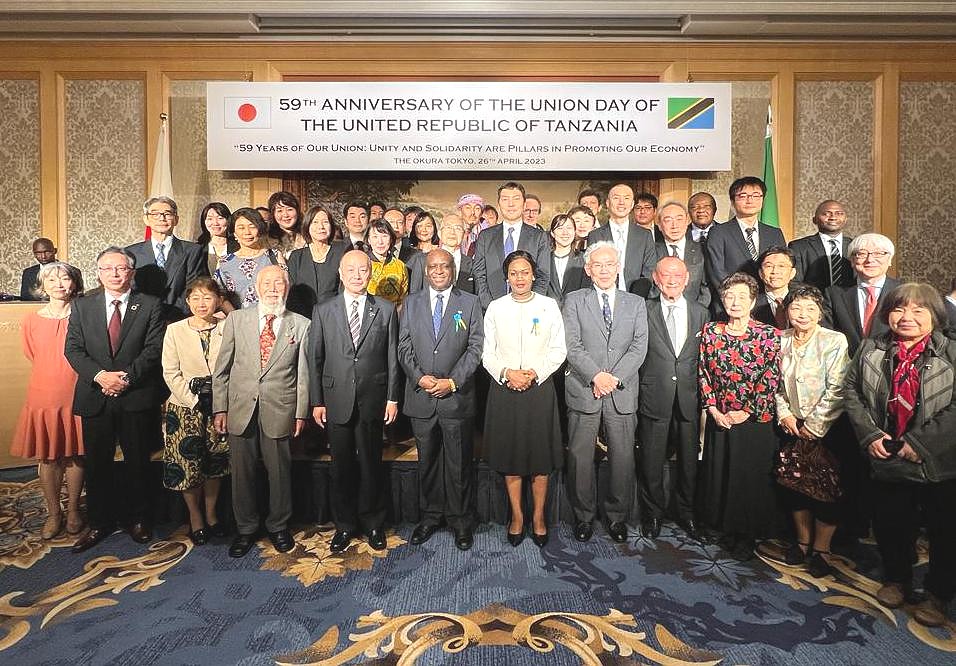 Balozi Luvanda kwenye picha ya pamoja na  wawakilishi kutoka asasi za kiraia, jumuiya za wafanyabiashara na wawekezaji wa nchini Japan wakati wa Maadhimisho ya Miaka 59 ya Muungano wa Tanganyika na Zanzibar, jijini Tokyo.