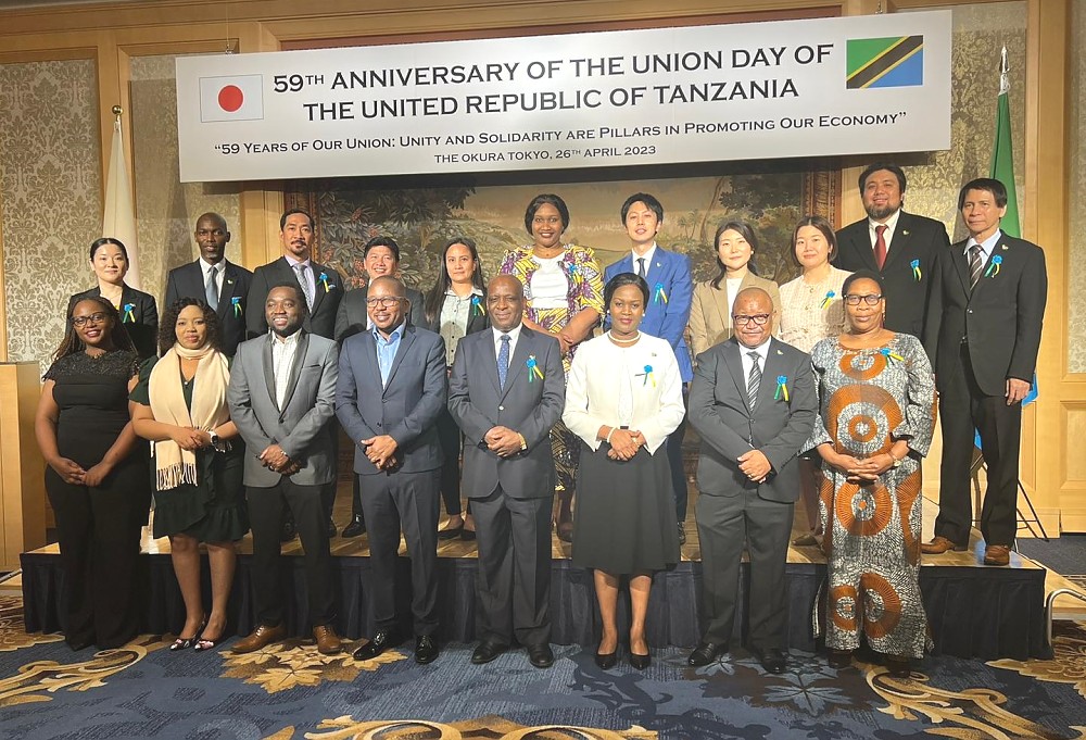 Balozi Luvanda kwenye picha ya pamoja na baadhi ya viongozi  wa Jumuiya ya Watanzania walioko nchini Japan pamoja na watumishi wa Ubalozi wakati wa Maadhimisho ya Miaka 59 ya Muungano wa Tanganyika na Zanzibar jijini Tokyo.