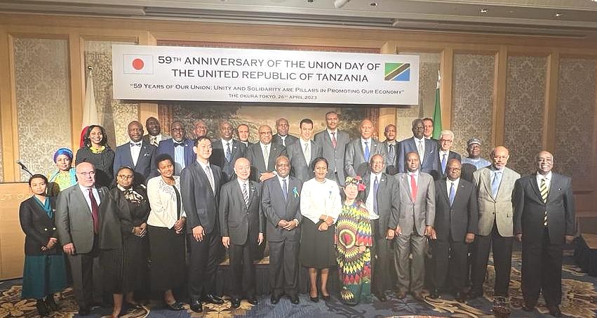 Balozi Luvanda kwenye picha ya pamoja na baadhi ya Wanadiplomasia wenye uwakilishi nchini Japan wakati wa Maadhimisho ya Miaka 59 ya Muungano wa Tanganyika na Zanzibar.