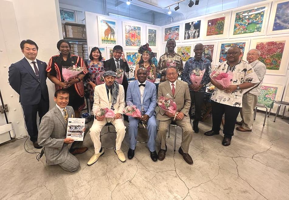 H.E. Baraka Luvanda in a group photo with Mr. Shinichi Goto, former Ambassador of Japan to Tanzania and Baraka Co.Ltd representatives at the 14th Tingatinga Exhibitions in Yokohama