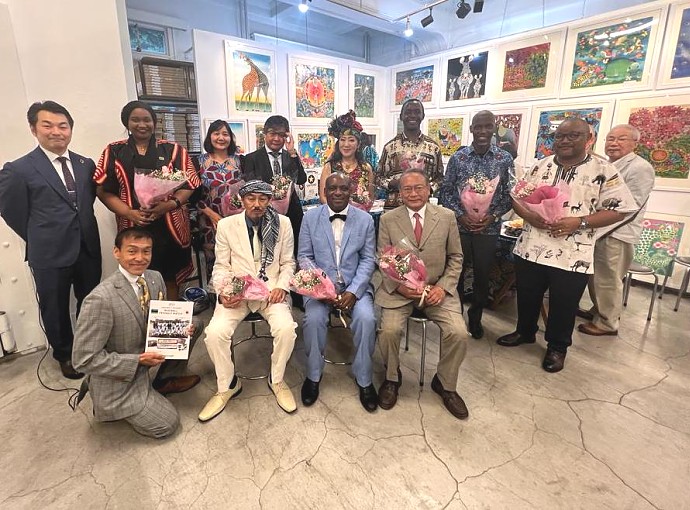 H.E. Baraka Luvanda in a group photo with Mr. Shinichi Goto, former Ambassador of Japan to Tanzania and Baraka Co.Ltd representatives at the 14th Tingatinga Exhibitions in Yokohama