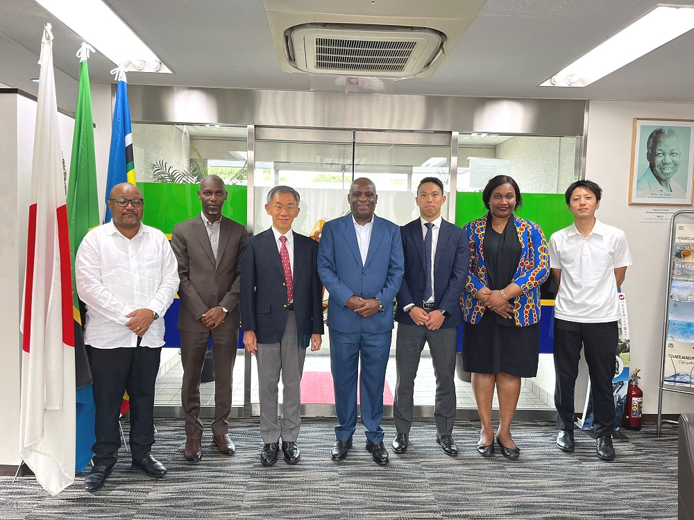 Mheshimiwa Balozi Baraka Luvanda kwenye picha ya pamoja na Ujumbe kutoka Kampuni ya ITOCHU ya Japan, walipotembelea Ubalozi tarehe 31 Agosti 2023