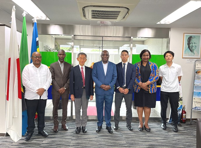 Mheshimiwa Balozi Baraka Luvanda kwenye picha ya pamoja na Ujumbe kutoka Kampuni ya ITOCHU ya Japan, walipotembelea Ubalozi tarehe 31 Agosti 2023