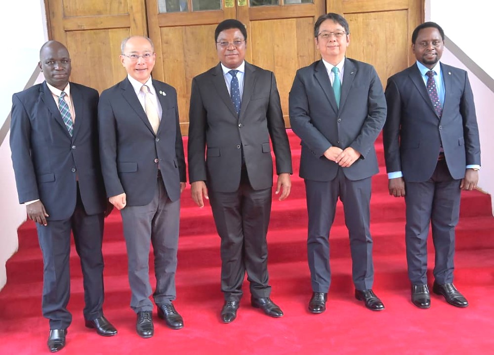 WAZIRI MKUU, Mhe. Kassim Majaliwa mara baada ya kushuhudia uwekaji saini Mkataba kati ya Ofisi ya Rais TAMISEMI na Kampuni ya Tumbaku Japan (JT Group), utakayoiwezesha kampuni hiyo kuendelea kutoa huduma za kijamii katika maeneo inayonunua zao hilo nchini