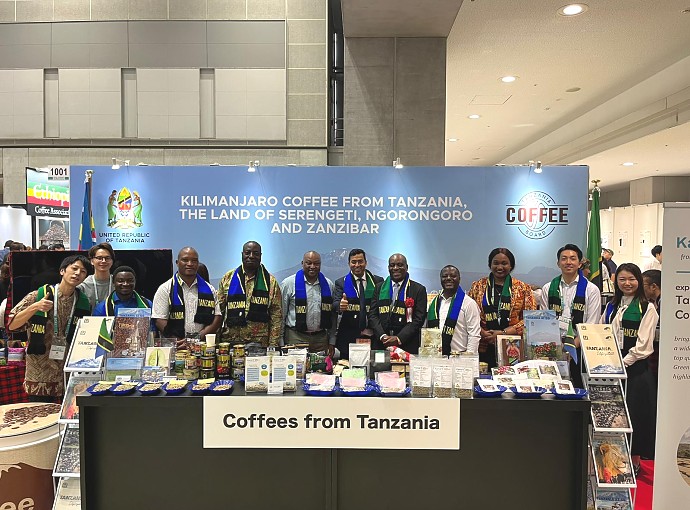 Mhe. Balozi Baraka Luvanda kwenye picha ya pamoja na wawakilishi wa Bodi ya Kahawa Tanzania na taasisi za Tanzania zinazohusika na kahawa, wakati wa Maonesho ya Kimataifa ya Kahawa Japan 2023 (SCAJ 2023), jijini Tokyo