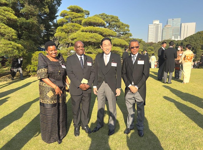 H.E. Ambassador Baraka Luvanda in a Group photo with Prime Minister Fumio Kishida. Others in the picture are H.E. Ms. Tophace Kaahwa, Ambassador of Uganda to Japan and H.E. Mr.Ilidio Ximenes da Costa,  Ambassador of East Timor to Japan