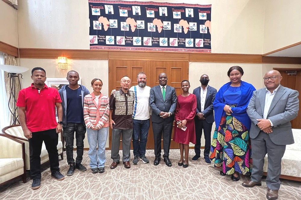 Mheshimiwa Balozi Baraka Luvanda kwenye picha ya pamoja  na Balozi wa Hiari wa Utalii wa Tanzania, Bw. Nicholaus Reynolds, almaarufu, Bongozozo aliyeambatana na binti yake Jesca na wawakilishi wa Diaspora wa Tanzania waliopo Japan, tarehe 07 Novemba 2023.
