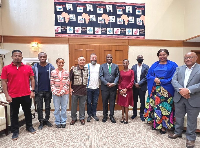 Mheshimiwa Balozi Baraka Luvanda kwenye picha ya pamoja  na Balozi wa Hiari wa Utalii wa Tanzania, Bw. Nicholaus Reynolds, almaarufu, Bongozozo aliyeambatana na binti yake Jesca na wawakilishi wa Diaspora wa Tanzania waliopo Japan, tarehe 07 Novemba 2023.