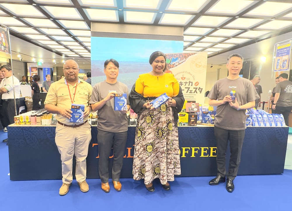Picha ya pamoja na Watendaji Wakuu wa Kampuni ya ITO EN na Tully’s Coffee katika hafla ya uzinduzi wa kahawa mbili mpya kutoka Tanzania zitakazouzwa Kampuni ya ITO EN na Tully’s Coffee, nchini Japan, tarehe 1 Oktoba 2024