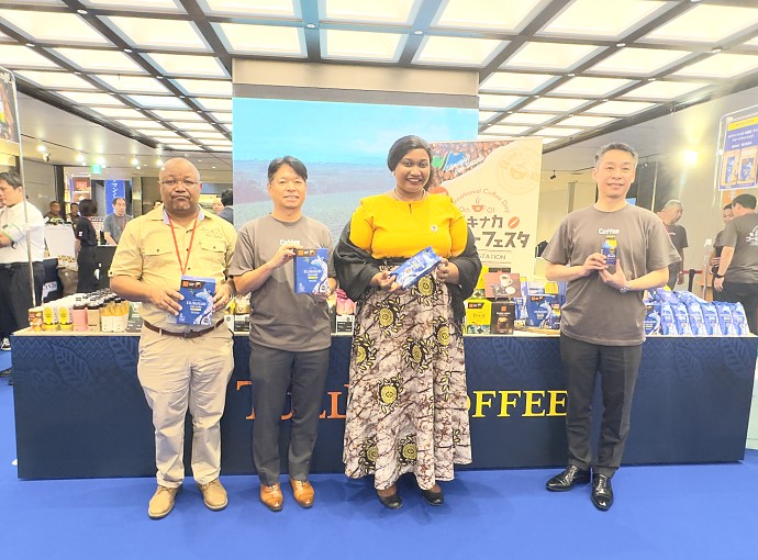 Picha ya pamoja na Watendaji Wakuu wa Kampuni ya ITO EN na Tully’s Coffee katika hafla ya uzinduzi wa kahawa mbili mpya kutoka Tanzania zitakazouzwa Kampuni ya ITO EN na Tully’s Coffee, nchini Japan, tarehe 1 Oktoba 2024