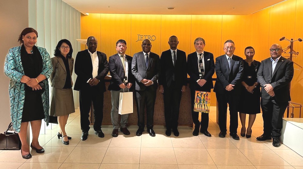 Picha ya pamoja na Makamu wa Rais wa Shirika la Biashara za Nje la Japan (JETRO), kwenye Makao Makuu ya JETRO, tarehe 27 Mei 2024.