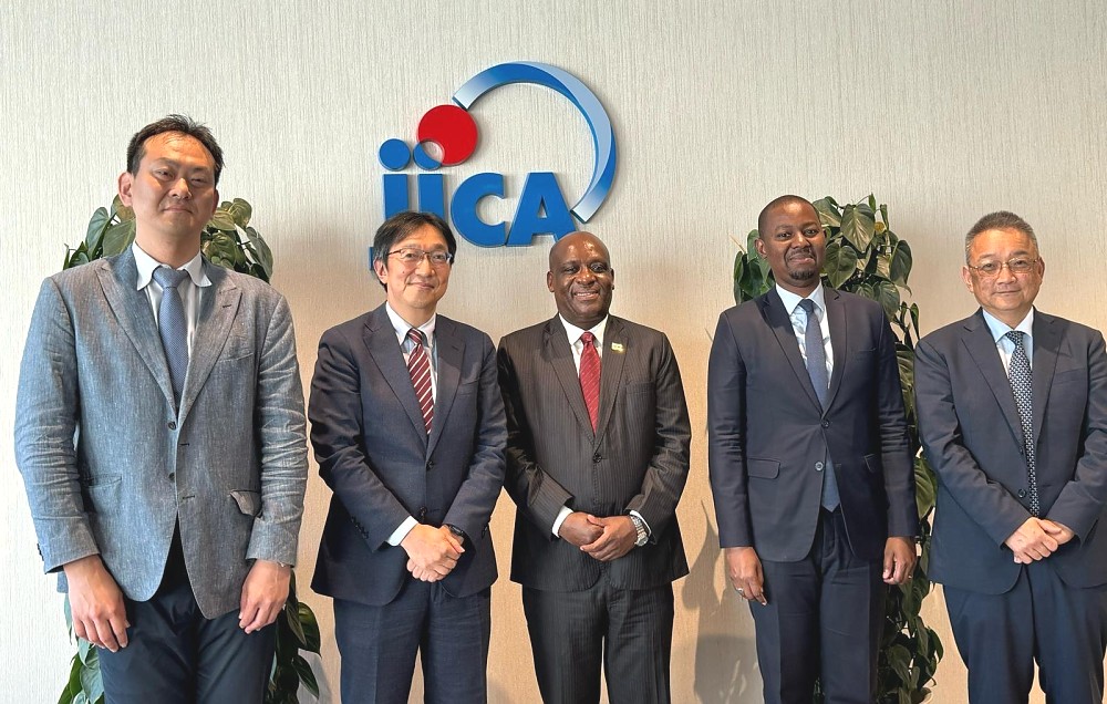 Mheshimiwa Balozi Baraka Luvanda na Bw. Gilead Teri, Mkurugenzi Mtendaji wa Kituo cha Uwekezaji Tanzania kwenye picha ya pamoja na Bw. Toshiyuki Nakamura, Mshauri Mkuu wa Rais wa Shirika la Maendeleo la Kimataifa la Japan (JICA), tarehe 29 Mei 2024.