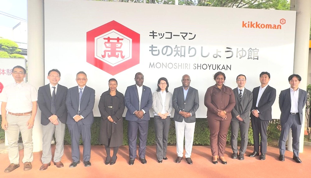 Mheshimiwa Balozi Baraka Luvanda kwenye picha ya pamoja na watendaji wakuu wa Kampuni ya KIKKOMAN kwenye Makao Makuu ya Kampuni hiyo, jijini Chiba, tarehe 6 Juni 2024.