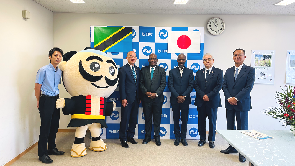 Picha ya Pamoja ya Balozi na Meya wa Matsuda, Bw. Hiroyuki Motoyama, Mkuu wa Bodi ya Elimu ya Matsuda, Bw. Kazuyuki Josen, Bw. Suzuki Koji, Bw. Greyson Ishengoma na Bw. Kazuma Shirai kutoka Balozi wa Tanzania wakiwa katika Ofisi ya Meya, Matsuda