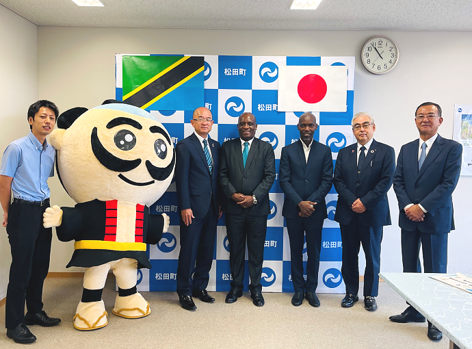 Picha ya Pamoja ya Balozi na Meya wa Matsuda, Bw. Hiroyuki Motoyama, Mkuu wa Bodi ya Elimu ya Matsuda, Bw. Kazuyuki Josen, Bw. Suzuki Koji, Bw. Greyson Ishengoma na Bw. Kazuma Shirai kutoka Balozi wa Tanzania wakiwa katika Ofisi ya Meya, Matsuda