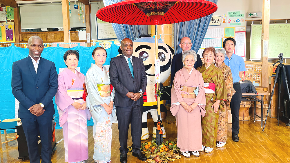 Picha ya Pamoja ya Balozi na Meya wa Matsuda, Timu ya Wamama walioandaa hafla ya chai ya kijapan pamoja na Maafisa Ubalozi katika eneo la kupumzika watu la Nishidaira (Nishidaira Park).