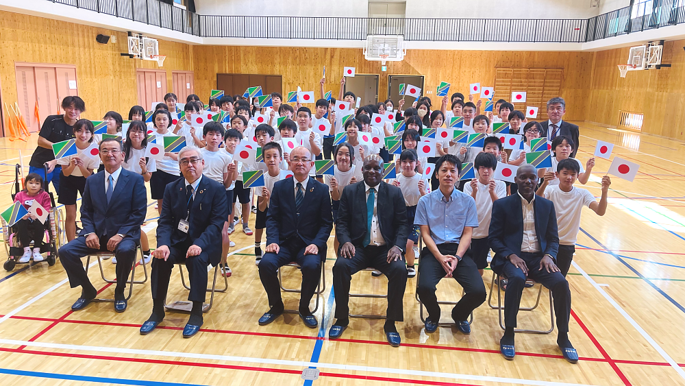 Picha ya Pamoja ya Balozi na Meya wa Matsuda, Bw. Hiroyuki Motoyama, Mkuu wa Bodi ya Elimu ya Matsuda, Bw. Kazuyuki Josen, Bw. Suzuki Koji, Bw. Greyson Ishengoma na Bw. Kazuma Shirai kutoka Balozi wa Tanzania wakiwa katika Shule ya Msingi ya Matsuda.