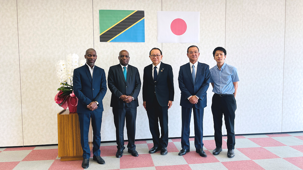 Picha ya Pamoja ya Balozi na Naibu Meya wa Mji wa Odawara, Bw. Masato Tamaki, Bw. Suzuki Koji na Maafisa Ubalozi katika Ofisi ya Kituo cha Kusafisha na Kusambaza maji cha Mji wa Odawara