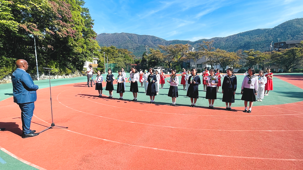Balozi Luvanda akitoa hotuba fupi kwa wanafunzi wa Shule ya Msingi ya Kanrei Shirayuri Gakuen