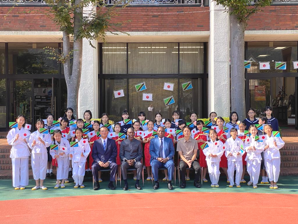 Balozi Luvanda kwenye picha ya Pamoja na Wanafunzi wa Shule ya Msingi ya Kanrei Shirayuri Gakuen