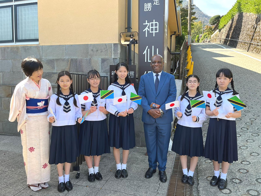 Balozi Luvanda katika Picha ya Pamoja na Wanafunzi waliompokea alipowasili kwenye Makumbusho ya Hakone Art Pamoja na Mwalimu wao.