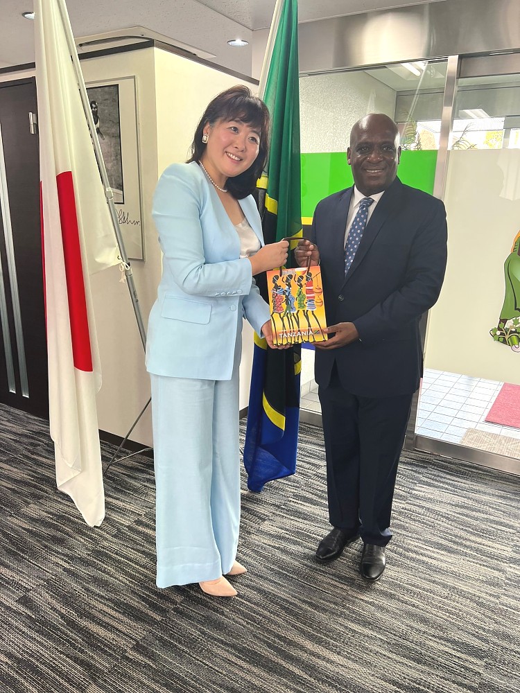 H.E. Ambassador Baraka Luvanda presenting a gift to Ms. Nanako Akiyama