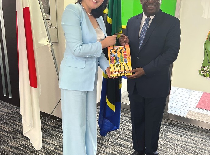 H.E. Ambassador Baraka Luvanda presenting a gift to Ms. Nanako Akiyama