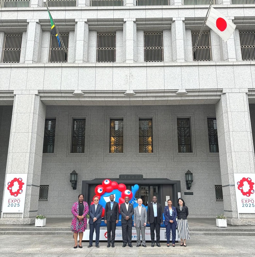 Picha ya pamoja, katika Ofisi za Meya wa Jiji la Osaka, Japan, mara baada ya kuhitimisha mazungumzo na Naibu Meya wa Jiji la Osaka, tarehe 30 Mei 2024.