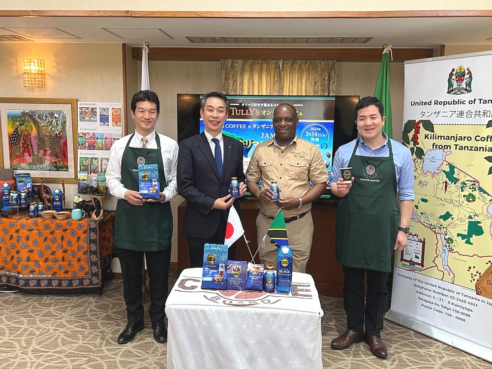 Balozi Baraka Luvanda kwenye picha ya pamoja na Bw. Osamu Aizawa, Meneja Mkuu wa Kampuni ya ITO EN na wawakilishi wa Kampuni ya Tully’s Coffee, wakitambulisha kahawa za Tanzania  katika hafla ya uzinduzi wa kahawa hizo nchini Japan