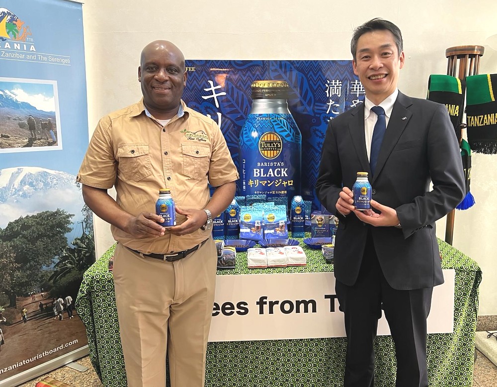 Balozi Baraka Luvanda kwenye picha ya pamoja na Bw. Osamu Aizawa, Meneja Mkuu wa Kampuni ya ITO EN, wakitambulisha kahawa za Tanzania  katika hafla ya uzinduzi wa kahawa hizo, nchini Japan