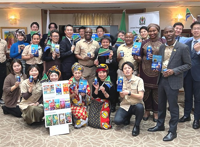Balozi Baraka Luvanda kwenye picha ya pamoja na wawakilishi wa Kampuni ya ITO EN na Tully’s Coffee katika hafla ya uzinduzi wa kahawa tatu mpya kutoka Tanzania zitakazouzwa Kampuni ya ITO EN na Tully’s Coffee, nchini Japan