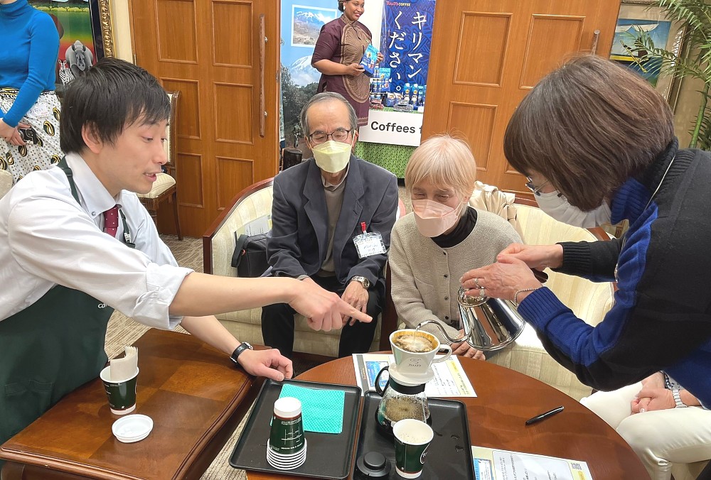 Mtaalam wa Kahawa (barista) wa Kampuni ya Tully’s Coffee akielezea utayarishaji wa kahawa  katika hafla ya uzinduzi wa aina tatu mpya za kahawa ya Tanzania kwa Kampuni ya ITO EN na Tully’s Coffee, nchini Japan