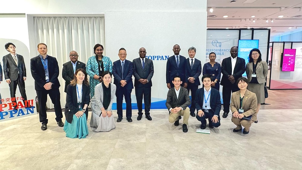 Picha ya pamoja na Watendaji wa Kampuni ya TOPPAN kwenye Makao Makuu ya kampuni hiyo, jijini Tokyo, Japan, tarehe 27 Mei 2024
