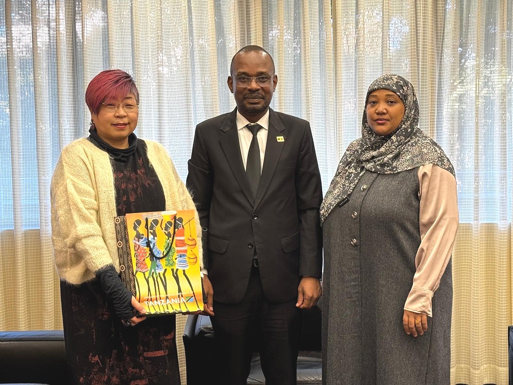 Mheshimiwa Anderson Mutatembwa kwenye picha na Profesa Takemura Keiko, Makamu Mkuu wa Chuo Kikuu cha Osaka na Mhadhiri wa Kiswahili chuoni hapo, aliyeambatana na Mwalimu Zainabu mara baada ya kuhitimisha mazungumzo.
