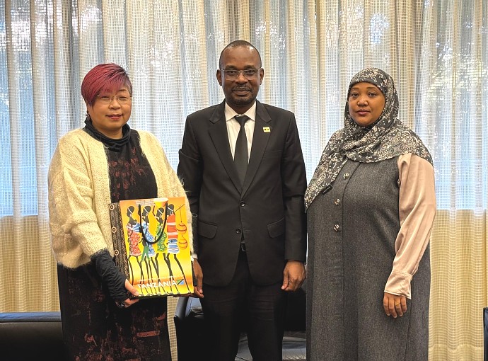 Mheshimiwa Anderson Mutatembwa kwenye picha na Profesa Takemura Keiko, Makamu Mkuu wa Chuo Kikuu cha Osaka na Mhadhiri wa Kiswahili chuoni hapo, aliyeambatana na Mwalimu Zainabu mara baada ya kuhitimisha mazungumzo.