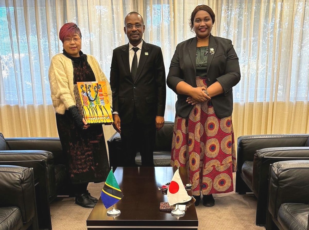Mheshimiwa Anderson Mutatembwa kwenye picha na Profesa Takemura Keiko, Makamu Mkuu wa Chuo Kikuu cha Osaka na Mhadhiri wa Kiswahili chuoni hapo, mara baada ya kuhitimisha mazungumzo.