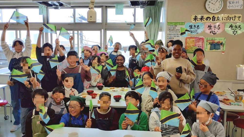 A group photo of the Embassy staff with fifth-grade Home Economics class at Sakuramachi Elementary School in Setagaya, Tokyo.