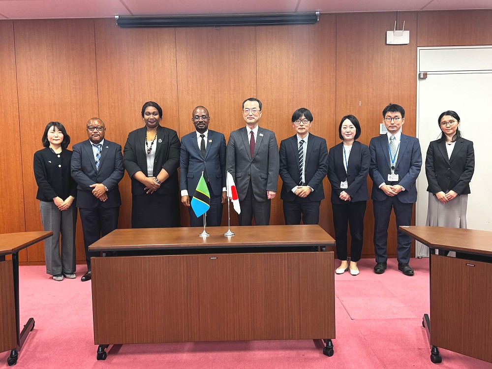 Balozi Anderson Mutatembwa kwenye picha na Mhe. KAWAMURA Kenichi, Naibu Waziri wa Ardhi, Miundombinu, Usafirishaji na Utalii wa Japan (MLIT) anayeshughulikia Miradi ya Kimataifa; wakiambatana na Ujumbe wao mara baada ya mazungumzo.