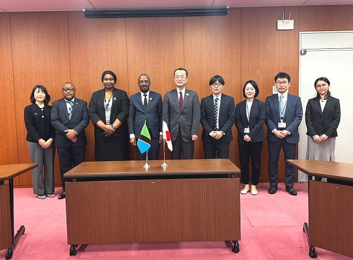 Balozi Anderson Mutatembwa kwenye picha na Mhe. KAWAMURA Kenichi, Naibu Waziri wa Ardhi, Miundombinu, Usafirishaji na Utalii wa Japan (MLIT) anayeshughulikia Miradi ya Kimataifa; wakiambatana na Ujumbe wao mara baada ya mazungumzo.