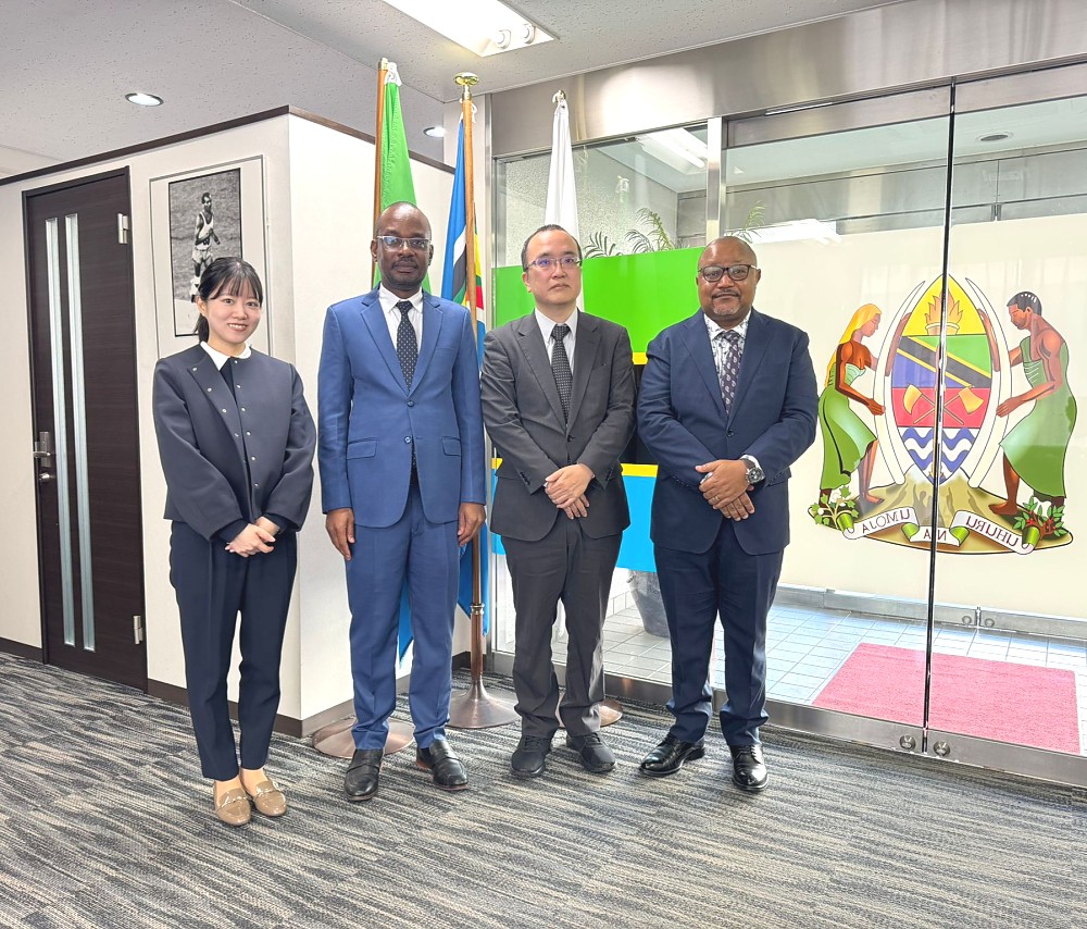 Mhe. Anderson Mutatembwa kwenye picha ya pamoja na Bw. Yoshi Nomura, Naibu Mkurugenzi wa Ushirikiano wa Kimataifa (International Cooperation Bureau) wa KEIDANREN (Japan Business Federation).