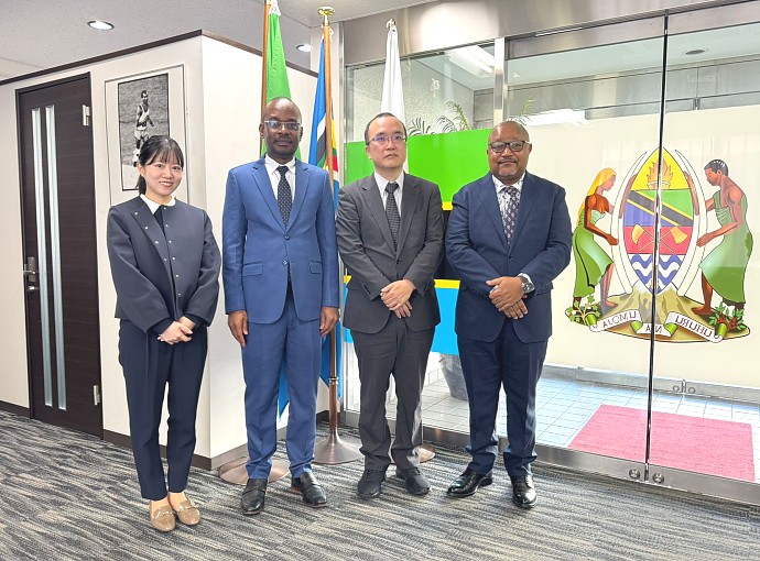 Mhe. Anderson Mutatembwa kwenye picha ya pamoja na Bw. Yoshi Nomura, Naibu Mkurugenzi wa Ushirikiano wa Kimataifa (International Cooperation Bureau) wa KEIDANREN (Japan Business Federation).