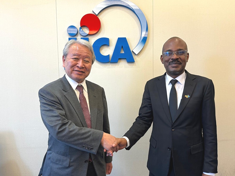 Mhe. Anderson Mutatembwa kwenye picha ya pamoja na Rais wa Shirika la Ushirikiano wa Kimataifa la Japan (JICA), Dkt. Akihiko Tanaka, katika Makao Makuu ya Shirika hilo jijini Tokyo