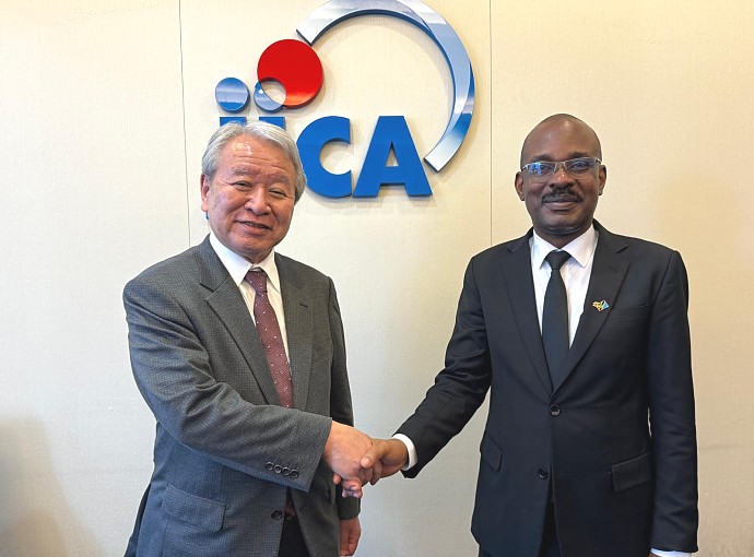 Mhe. Anderson Mutatembwa kwenye picha ya pamoja na Rais wa Shirika la Ushirikiano wa Kimataifa la Japan (JICA), Dkt. Akihiko Tanaka, katika Makao Makuu ya Shirika hilo jijini Tokyo