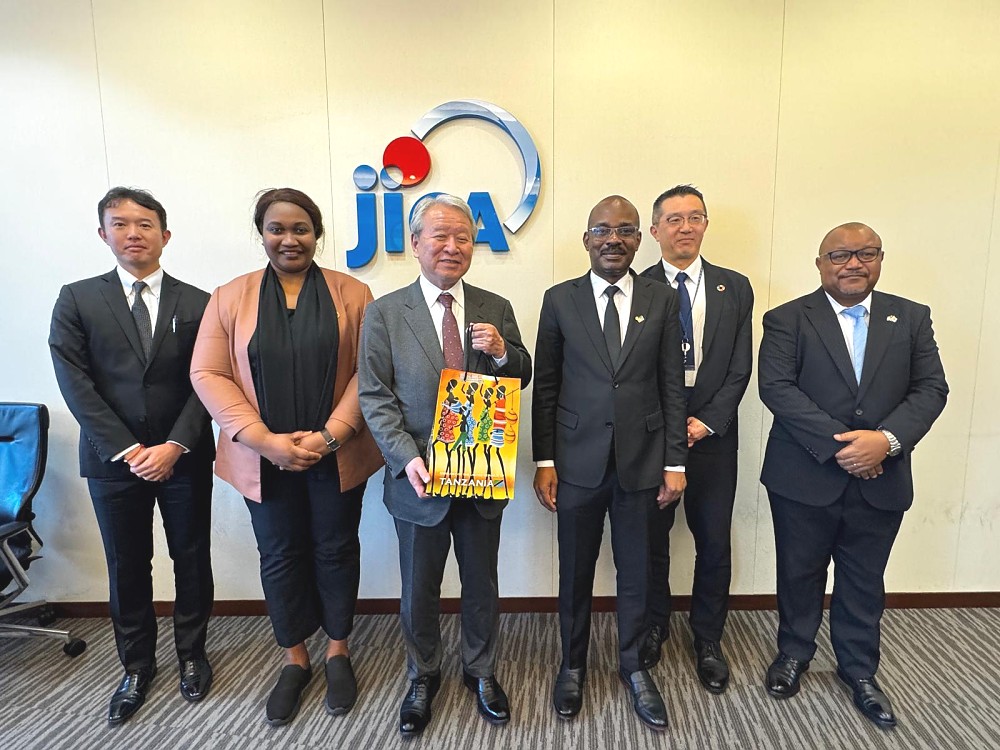 Mhe. Anderson Mutatembwa kwenye picha ya pamoja na Rais wa Shirika la Ushirikiano wa Kimataifa la Japan (JICA), Dkt. Akihiko Tanaka. Walioambatana nao ni maafisa waandamizi wa Ubalozi wa Tanzania nchini Japan na JICA