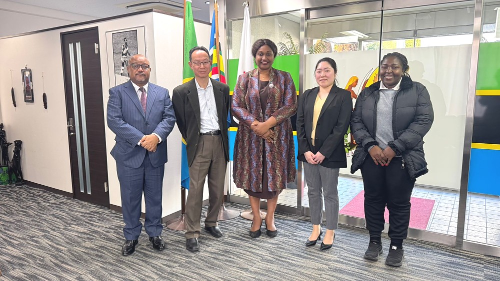 Maafisa Ubalozi, Bi. Edna Dioniz Chuku na Bw. Hosea Chikolongo kwenye picha ya pamoja na wawakilishi wa Kampuni ya ZENSHO, miongoni mwa makampuni makubwa ya chakula nchini Japan.