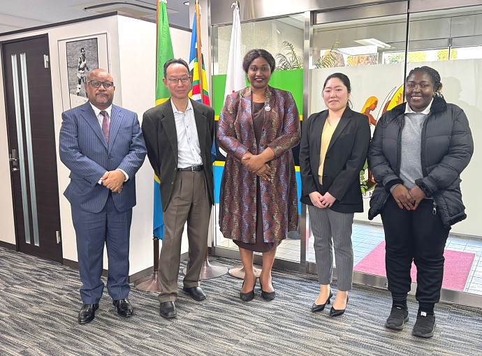 Maafisa Ubalozi, Bi. Edna Dioniz Chuku na Bw. Hosea Chikolongo kwenye picha ya pamoja na wawakilishi wa Kampuni ya ZENSHO, miongoni mwa makampuni makubwa ya chakula nchini Japan.