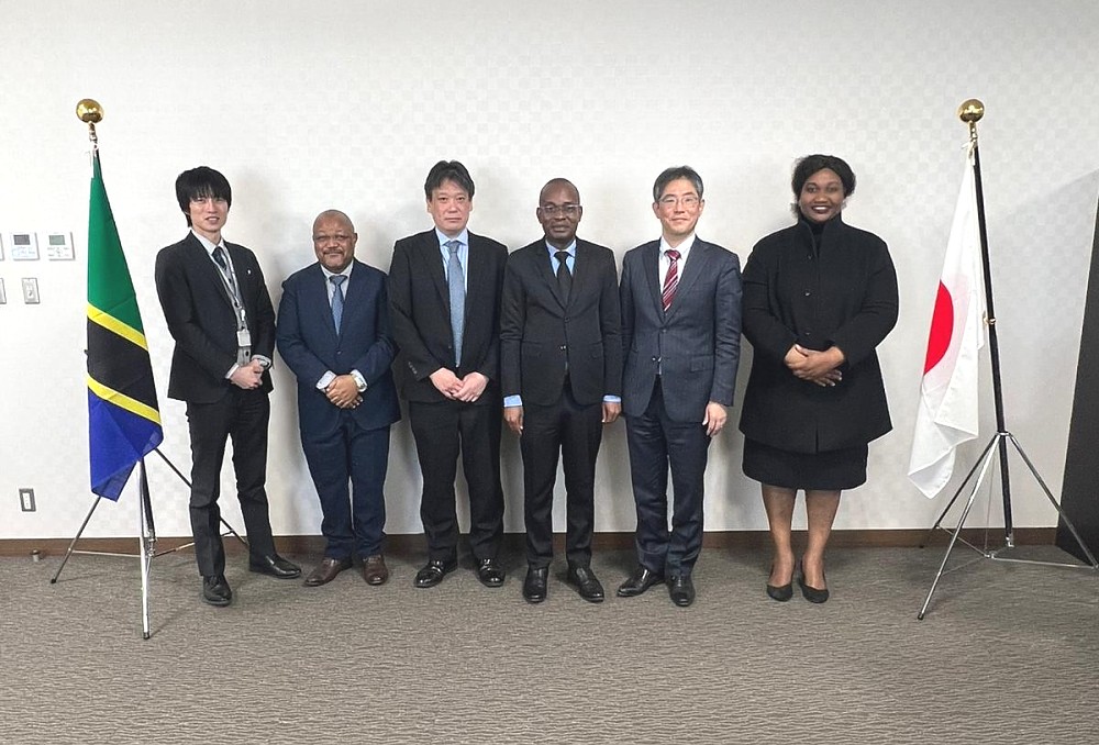 Mheshimiwa Anderson Mutatembwa kwenye picha ya pamoja na Bw. Ito Hiroyuki, Mkurugenzi Mkuu wa Idara ya Ushirikiano wa Kimataifa ya Wizara ya Sheria ya Japan