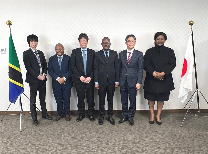 Mheshimiwa Anderson Mutatembwa kwenye picha ya pamoja na Bw. Ito Hiroyuki, Mkurugenzi Mkuu wa Idara ya Ushirikiano wa Kimataifa ya Wizara ya Sheria ya Japan
