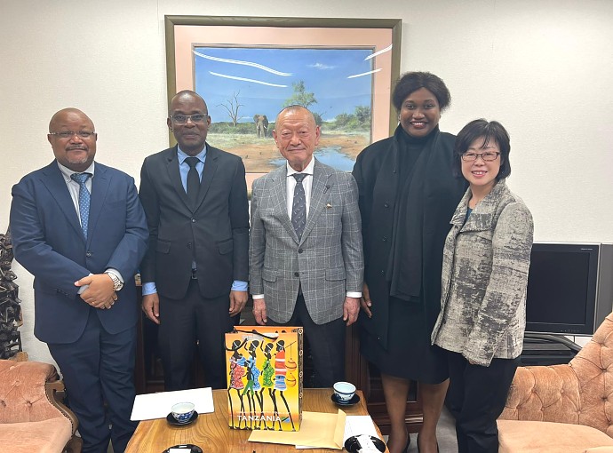 Mheshimiwa Anderson Mutatembwa kwenye picha ya pamoja na Rais wa AFRECO, Bw. Tetsuro Yano mara baada ya kuhitimisha kwa mazungumzo yao.